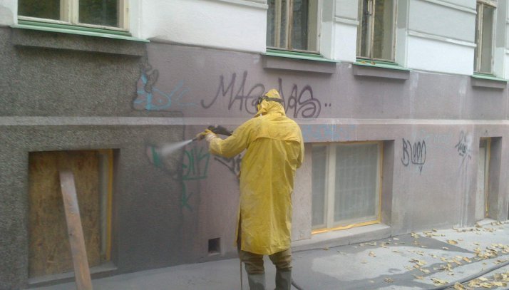 Čištění fasády od graffiti: Raději se obraťte na profesionály